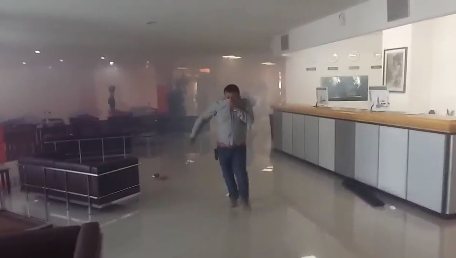 #EleccionesOaxaca «Humo blanco» en elección de candidato del PRD… pero por gases lacrimógenos