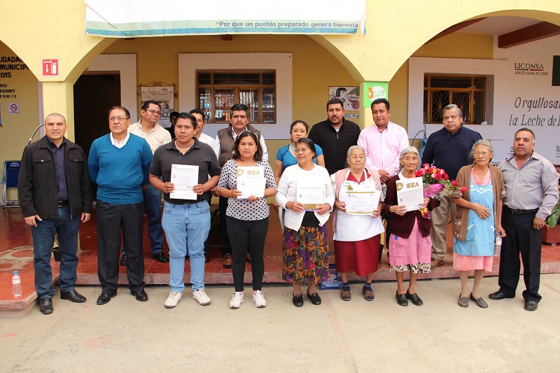 Entrega IEEA certificados de educación básica y supervisa obras de infraestructura social en San Sebastián Tutla
