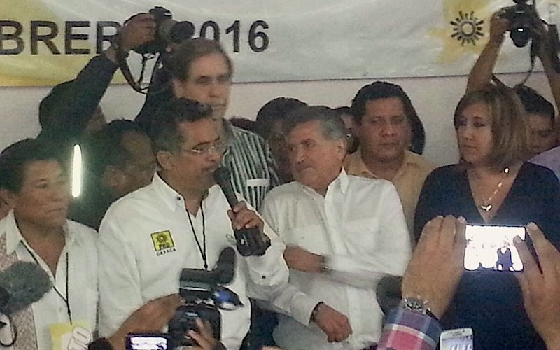 #EleccionesOaxaca Ungen a Pepe Toño como candidato del PRD y con ello se reedita pleito Diódoro y Murat