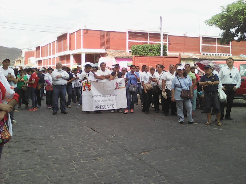 Marchan trabajadores del Sector Salud, exigen atención a sus demandas