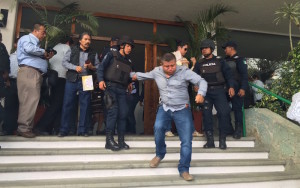 Elementos policiales tuvieron que intervenir ante desmanes del PRD. Foto: Jaime Guerrero.