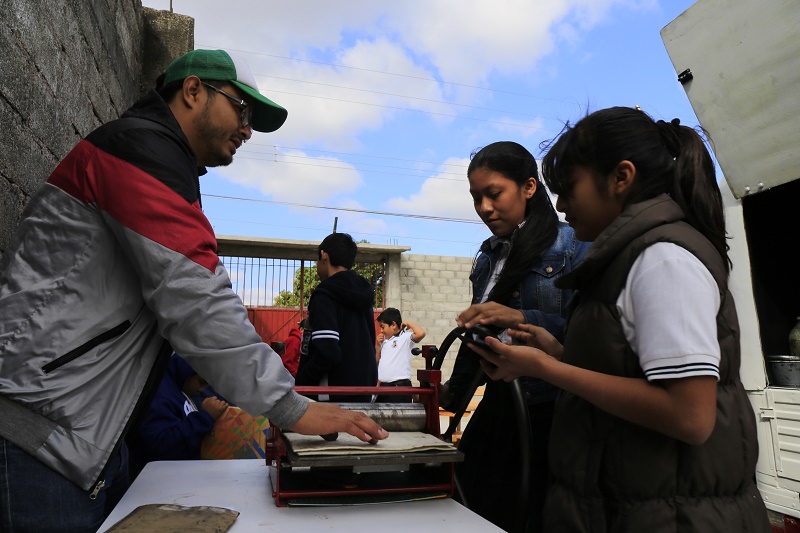 Dona el pintor Francisco Toledo cuadernillos para impulsar proyecto “Nómada” en Juchitán