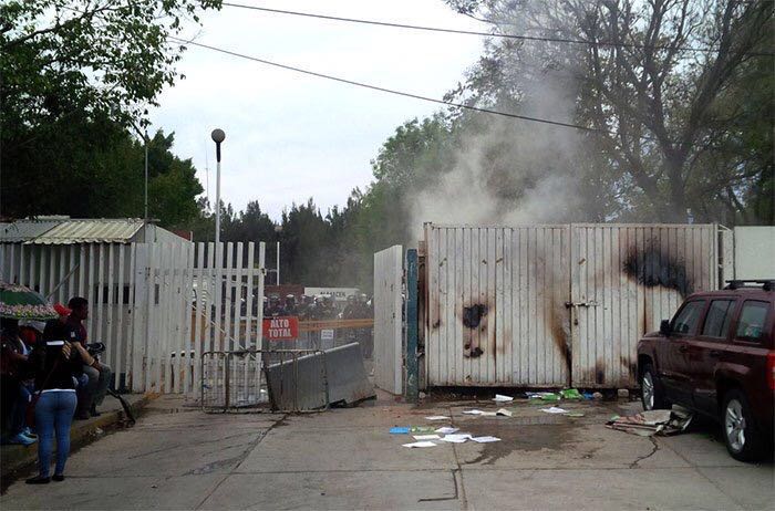 S-22 causa destrozos en IEEPO durante jornada de protesta
