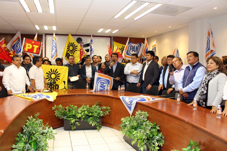 Sin precisar qué distritos encabezaran, PRD-PAN-PT registran coalición de diputados
