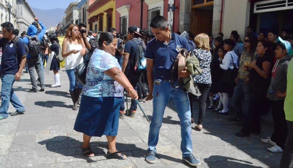 Porros afines al rector de la UABJO realizan actos vandálicos en tres planteles universitarios