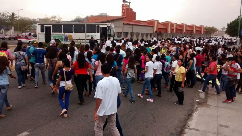 Marchan estudiantes de la UABJO para exigir derecho a inscripción