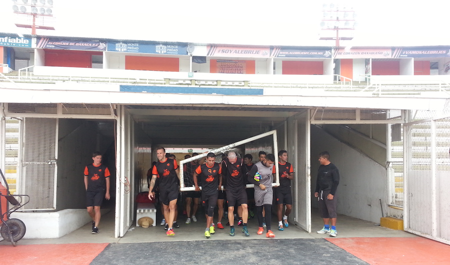 Inaugurarán estadio de futbol de Alebrijes entre denuncias y protestas