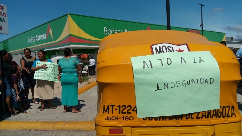 Marchan para pedir reapertura de Bodega Aurrera en Juchitán