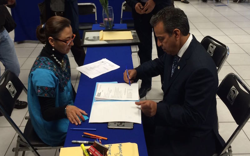 #EleccionesOaxaca Se registra Gerardo Henestroza como precandidato a la alcaldía de Salina Cruz