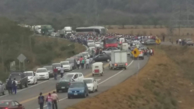 Se enfrentan Policía Federal y Sección 22 en el Istmo; evitan boicot a visita de Peña