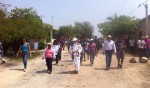 Migrantes encabezados por Alejandro Solalinde, durante el viacrucis.