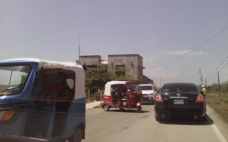 Mototaxistas bloquean accesos a Unión Hidalgo; exigen rehabilitación de calles