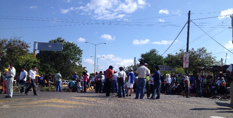 Maestros bloquean carretera federal, no hay paso a Veracruz