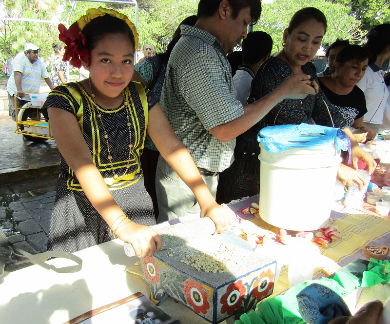 Estudiantes promueven a través de la gastronomía, la cultura del maíz en Juchitán