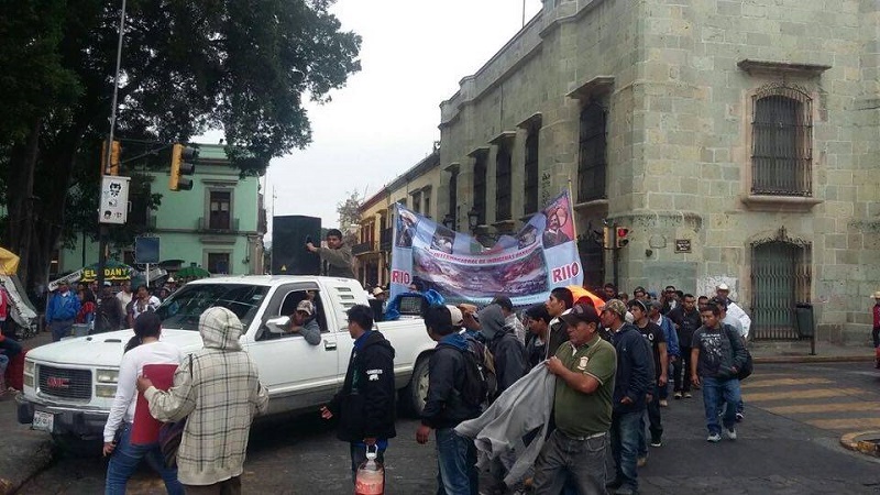 RIIO pide audiencia con Cué y protesta frente a palacio de gobierno