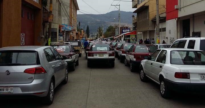 Por invasión de rutas, protestan taxistas en Sevitra