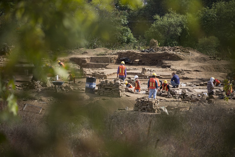 (Trabajadores realizando el desmonte de las estructuras en el predio “Casa de Ídolos”.)