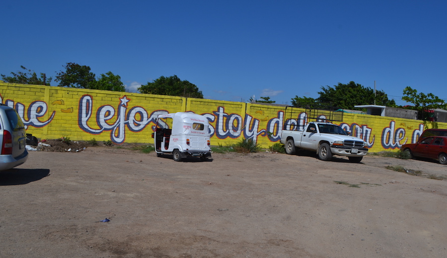 Tumbas de migrantes, convertidas en basurero y estacionamiento, en Juchitán
