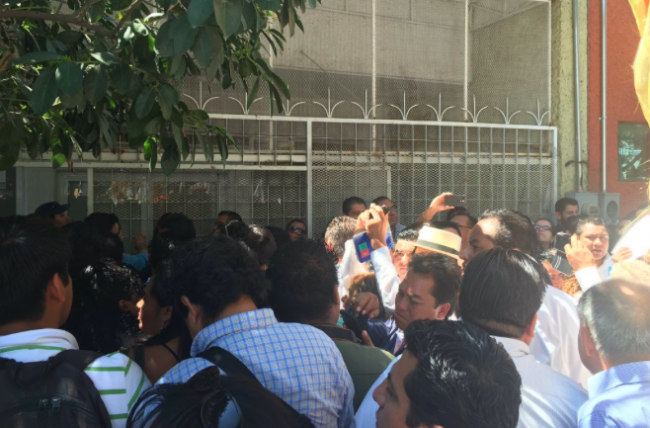 Conato de golpes durante el registro de Alejandro Murat. Foto: Jaime Guerrero.