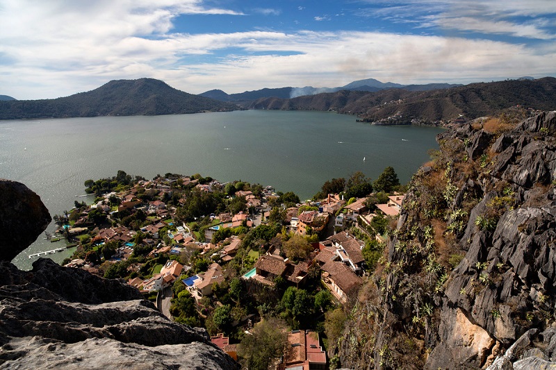 Vista de la presa de Valle de Bravo desde La Peña