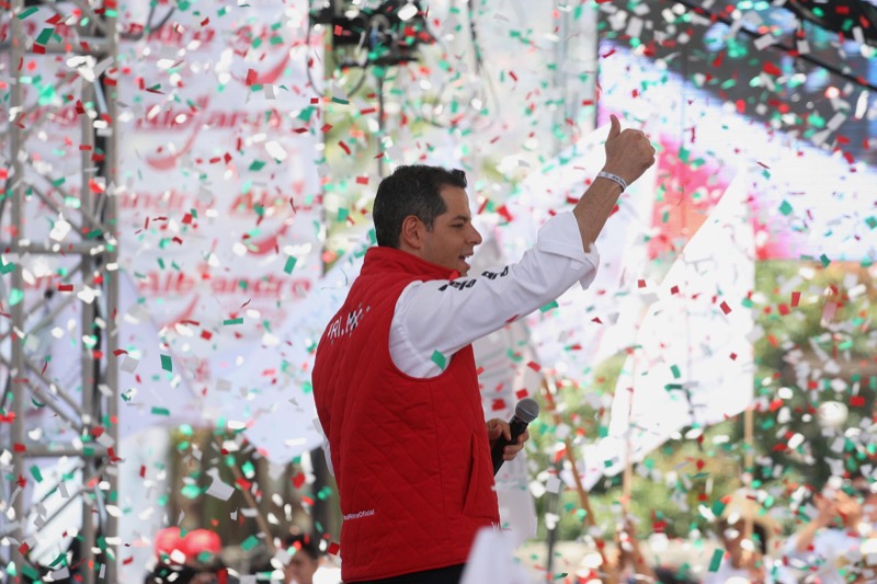 «Fínisimas personas» rodean al hijo de José Murat rumbo a la gubernatura