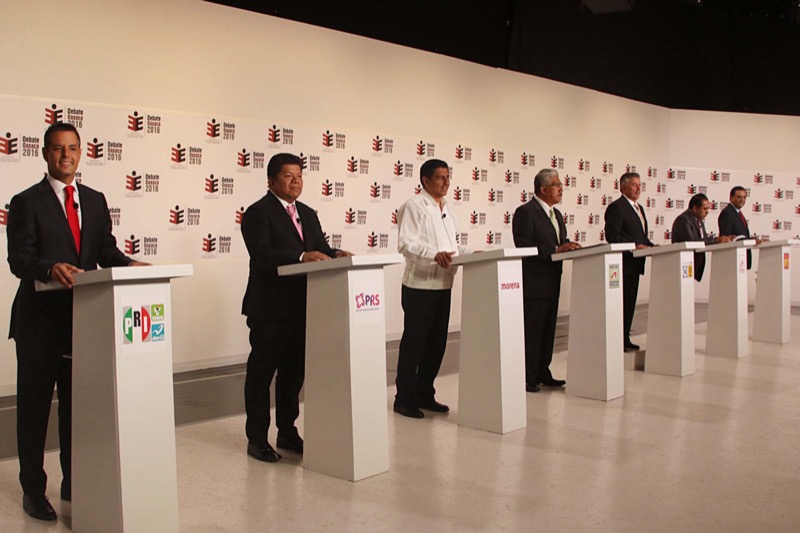 La sombra de los ex gobernadores y de Cué, tachados de corruptos, se impone en debate a gubernatura 