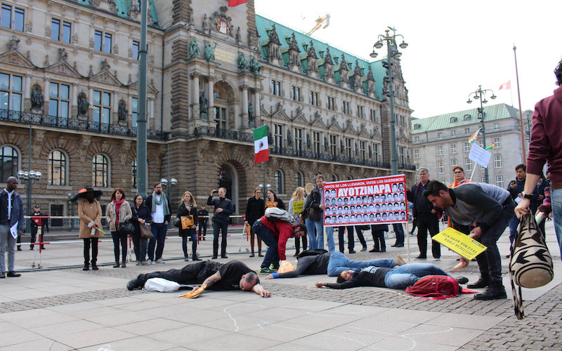 Acompañan a Peña Nieto los 43 normalistas y ensombrecen su gira presidencial en Alemania