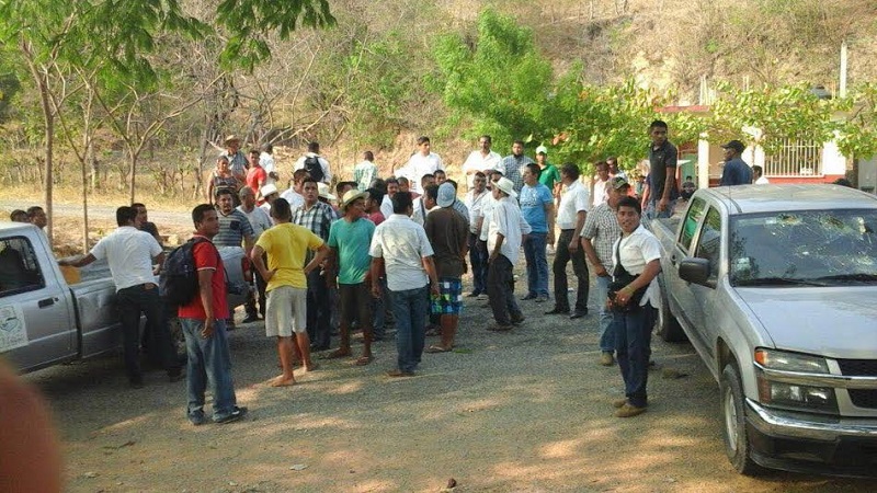Priistas de Fredy Gil desalojan a balazos y pedradas a manifestantes y empañan gira de Alejandro Murat