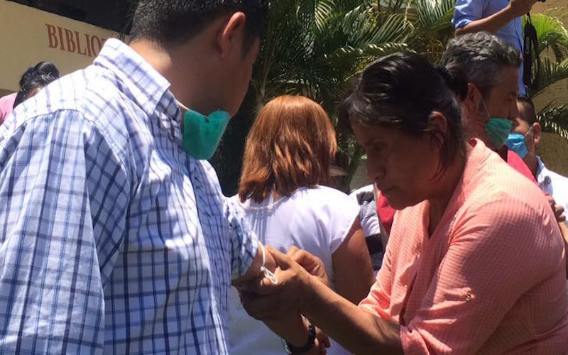 Ayunan y «se desangran» maestros de Oaxaca frente a Defensoría, por retención de salarios
