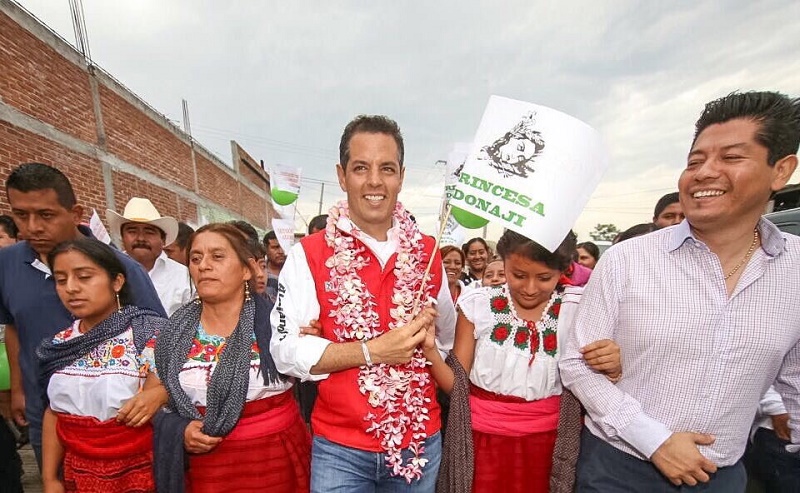 Esquemas de comercialización, defender la marca Mezcal y apoyo a productores, propone Alejandro Murat