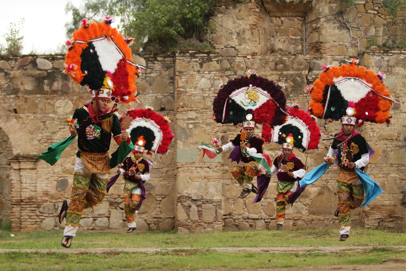 Niños danzantes de la pluma viajarán a Turquía Buscan apoyo económico para traslado