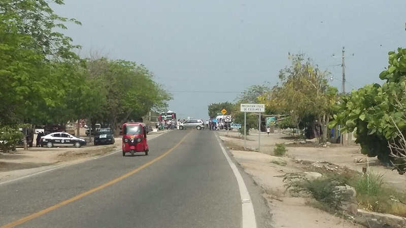 Bloquean carretera para exigir libertad de tesorero de la sección 22