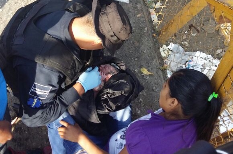 Con el apoyo de policías municipales, mujer da a luz