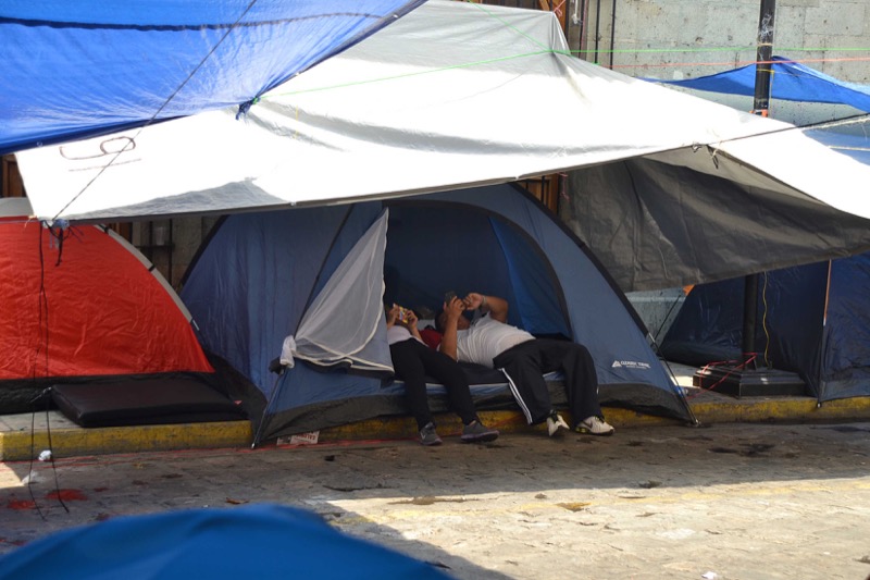 Aplicarán descuentos de 700 pesos a maestros por una falta; por tres, habrá despidos