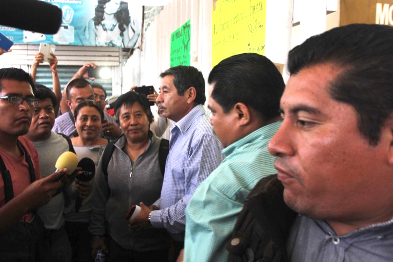 Entrega pliego petitorio S-22 al IEEPO; luego queman propaganda electoral