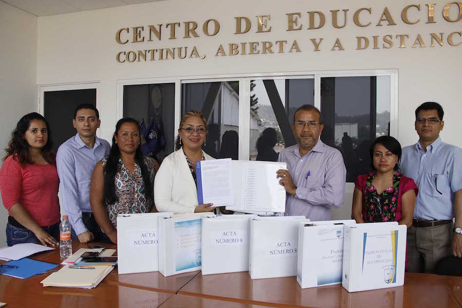 Comisión Electoral  de la UABJO entrega instrumentos notariales a Rectoría
