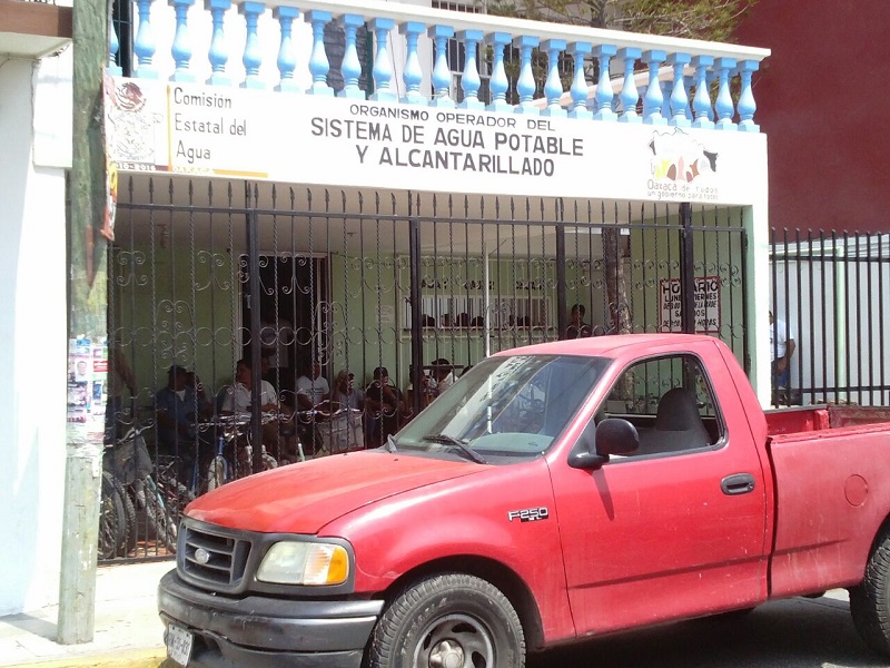 Manifestación en CEA por falta de pago a trabajadores