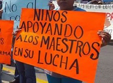Marchan padres y madres de familia en apoyo a la S-22 y en rechazo a reforma educativa