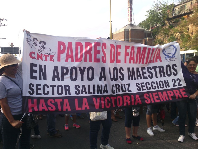 Marchan padres de familia a favor del magisterio en Salina Cruz