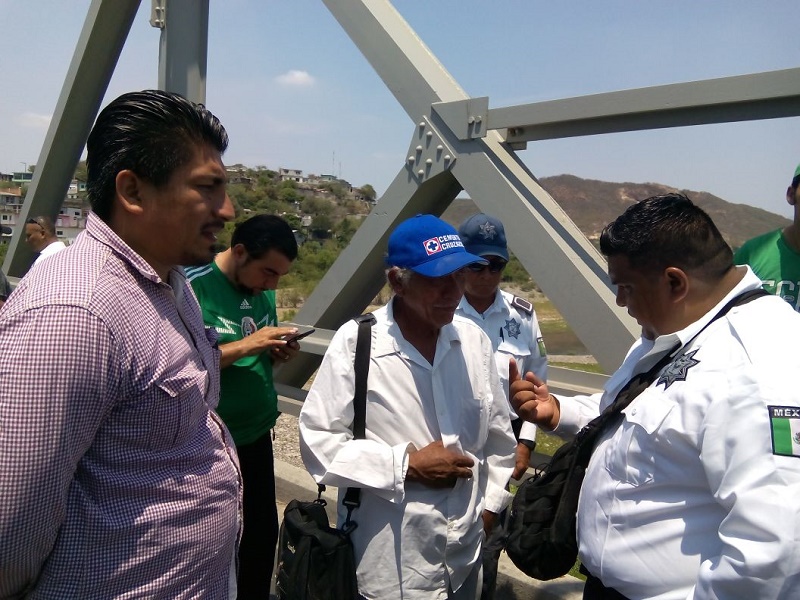 ??Motocarros bloquean puente de fierro en Tehuantepec