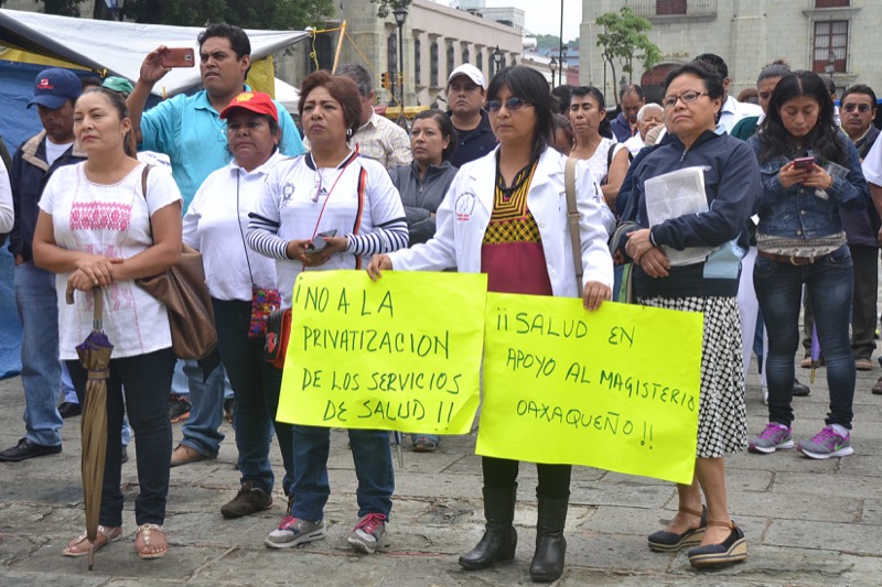 Marcha personal del Hospital Civil contra la universalización de la salud