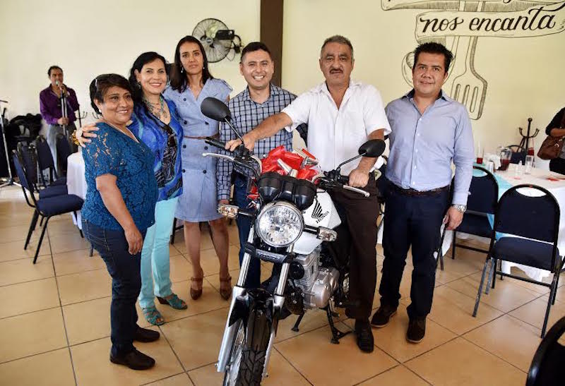 Festeja Congreso de Oaxaca a los padres de familia
