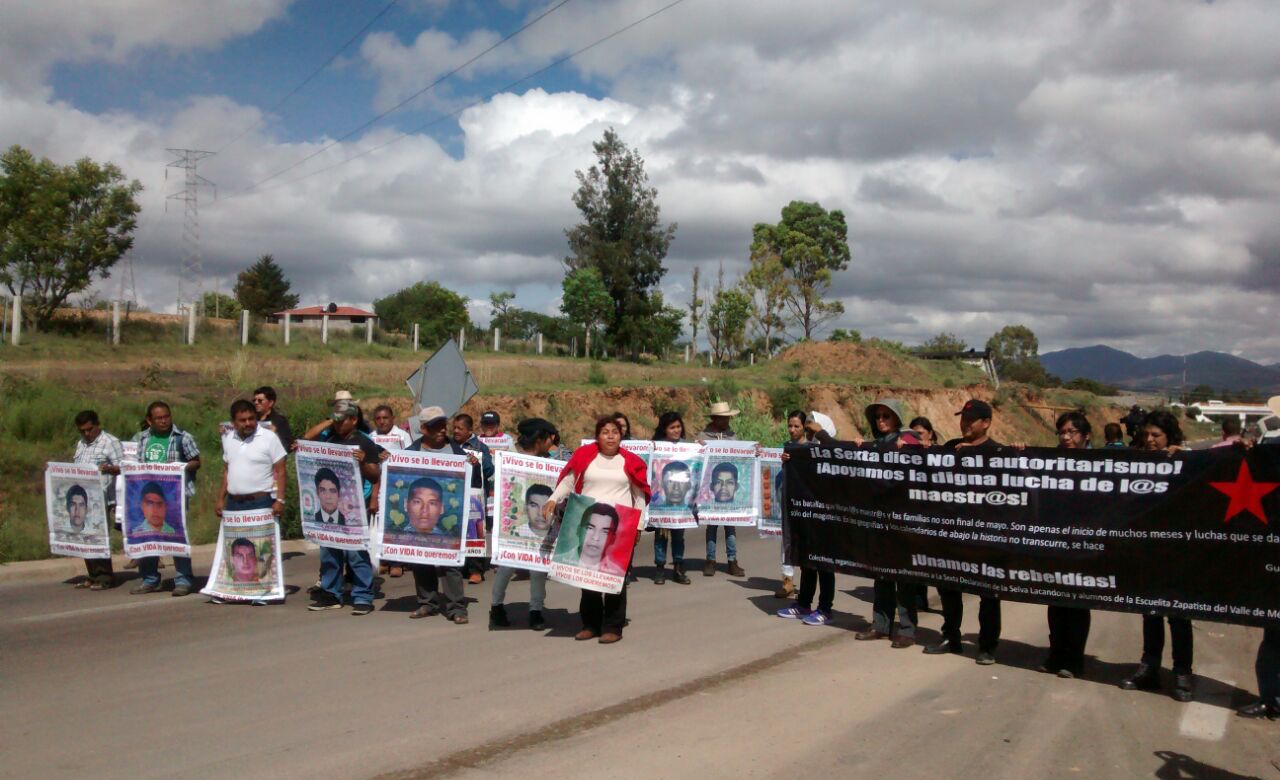 A Peña Nieto le están temblando las corvas porque el pueblo ya despertó: Padres de los 43 normalistas de Ayotzinapa