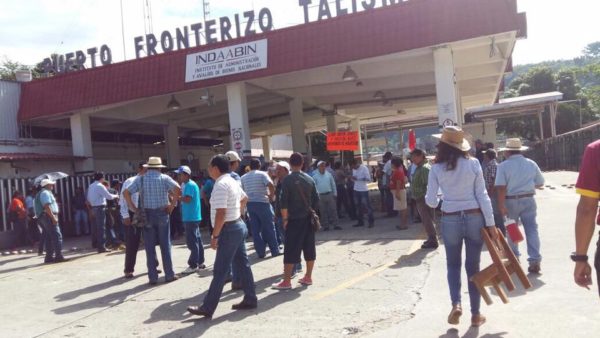 Con bloqueos carreteros totales e indefinidos, la CNTE en Chiapas pide “diálogo verdadero”