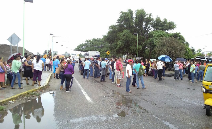 Bloquean profesores ante incumplimiento de IEEPO en apoyo por antigüedad de servicio