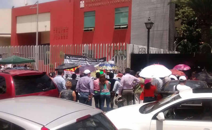 Comerciantes bloquean Juárez; exigen retiro del plantón magisterial