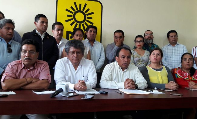 La plana mayor del PRD estatal rompe con el gobernador Gabino Cué.