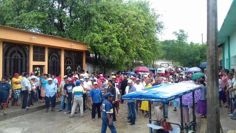 Resguardan consejo municipal de Reforma de Pineda ante amenaza de priistas