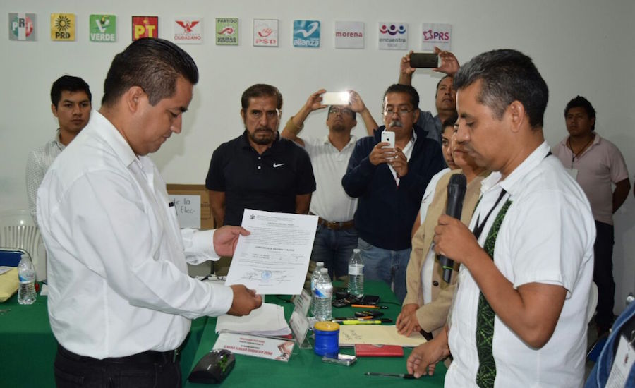 Toribio López Sánchez recibe Constancia de Mayoría; es diputado electo por Xoxo