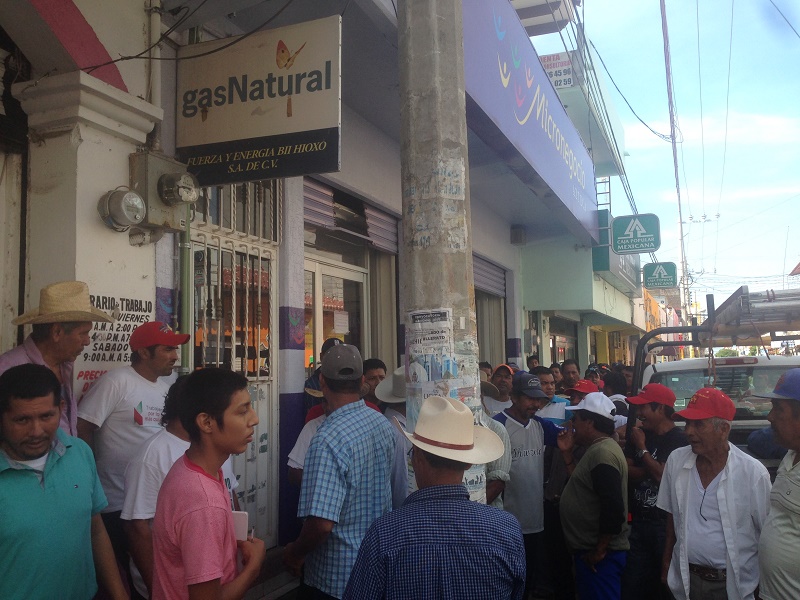 Pescadores exigen a empresa Gas Natural cumpla con forma de apoyo, se niegan a recibir vales de forma individual